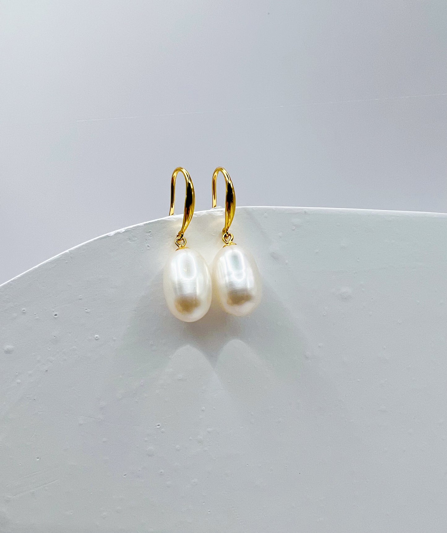 KYLE WHITE FRESHWATER PEARL EARRINGS-GOLD