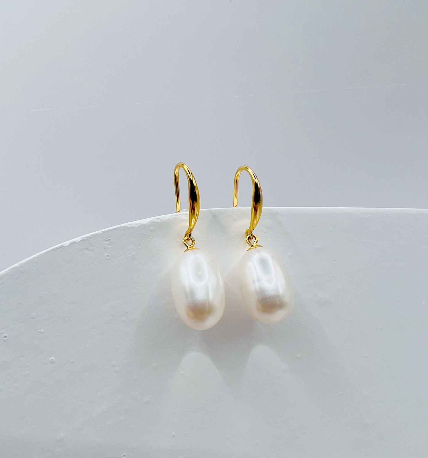 KYLE WHITE FRESHWATER PEARL EARRINGS-GOLD