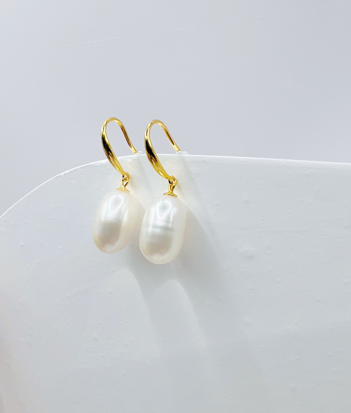 KYLE WHITE FRESHWATER PEARL EARRINGS-GOLD