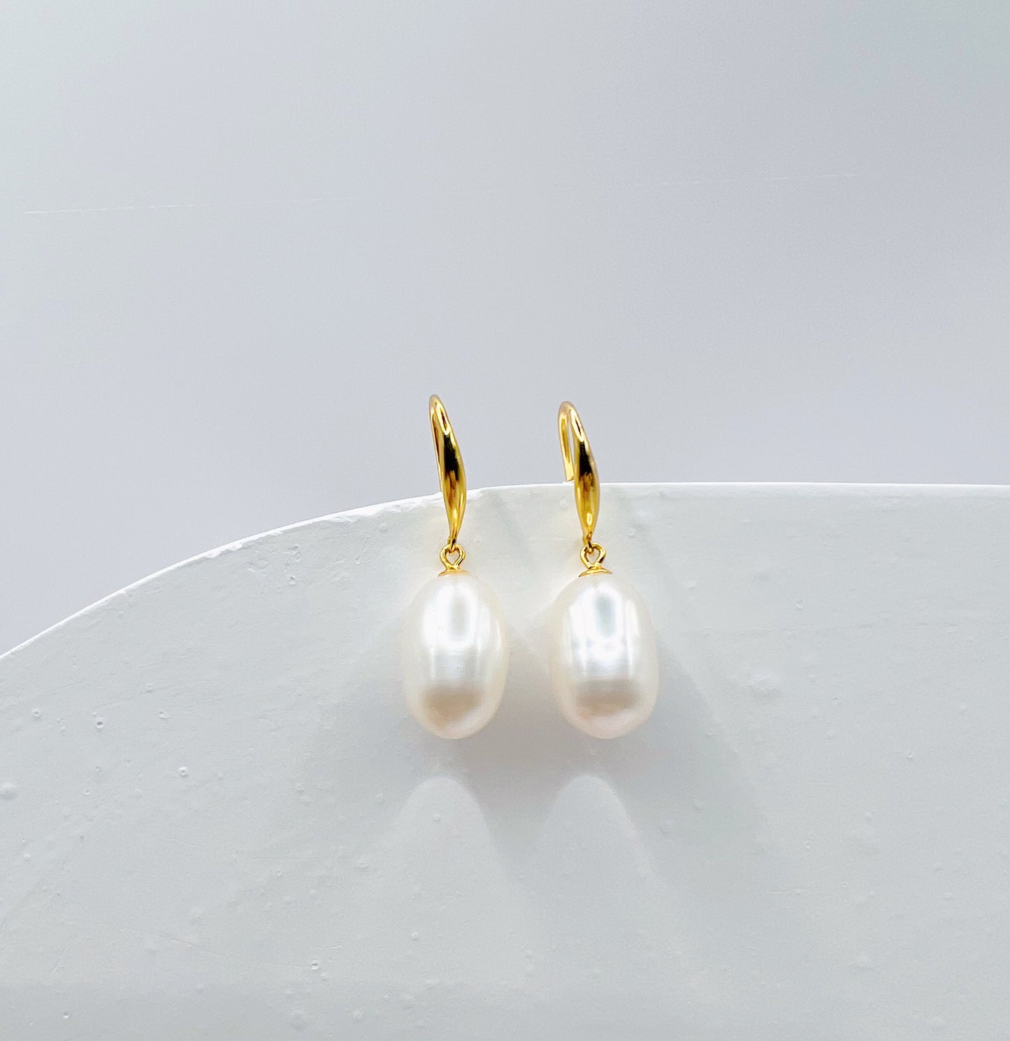 KYLE WHITE FRESHWATER PEARL EARRINGS-GOLD