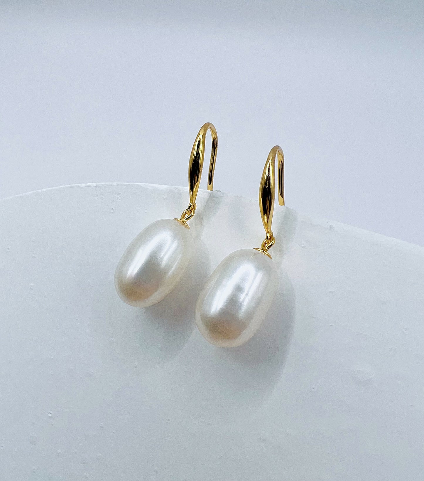 KYLE WHITE FRESHWATER PEARL EARRINGS-GOLD