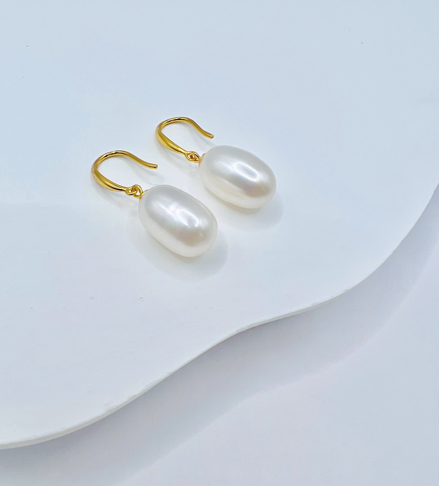 KYLE WHITE FRESHWATER PEARL EARRINGS-GOLD