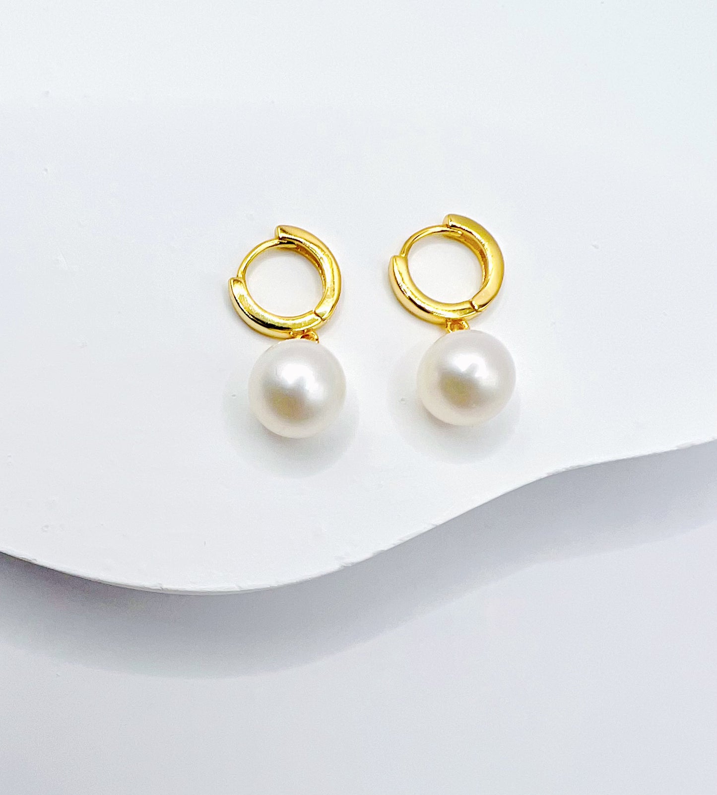 AMBER ROUND WHITE FRESHWATER PEARL EARRIN-GOLD