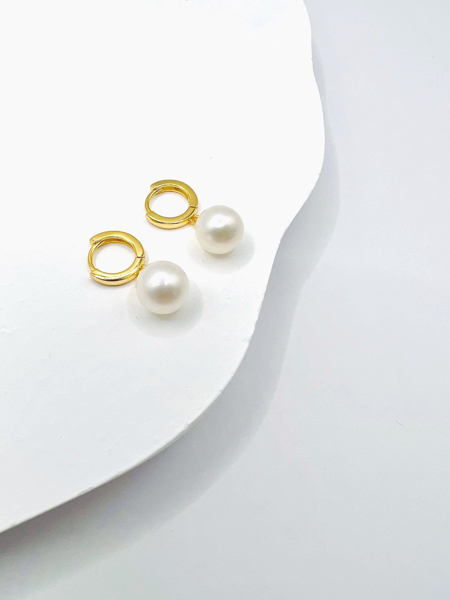 AMBER ROUND WHITE FRESHWATER PEARL EARRIN-GOLD