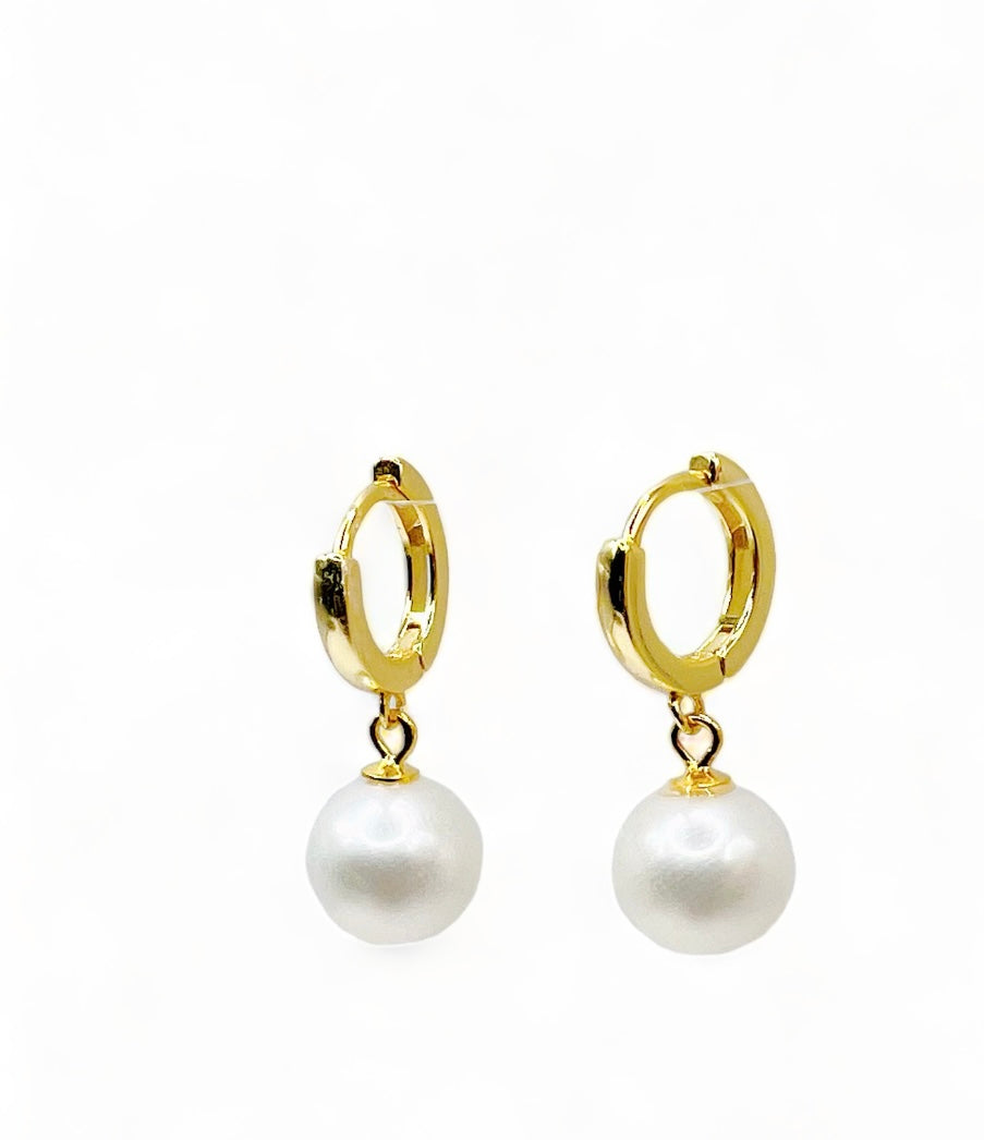 AMBER ROUND WHITE FRESHWATER PEARL EARRIN-GOLD