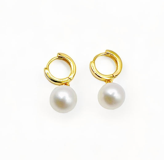 AMBER ROUND WHITE FRESHWATER PEARL EARRIN-GOLD